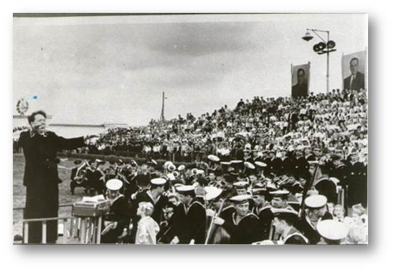 Стадион флота. Первое исполнение гимна Севастополя. 17.10.1954 г.