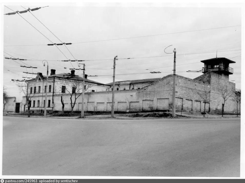 Старая городская тюрьма на площади Восставших. 50-е годы.