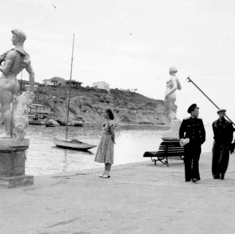 Статуи на водной станции в Артбухте. 1950-е годы.