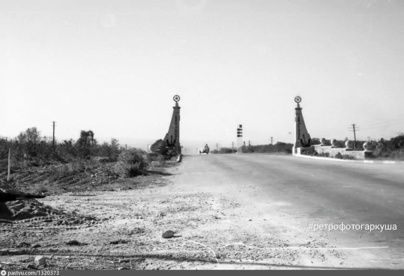 Стеллы на въезде в Севастополь. 1960-е годы...