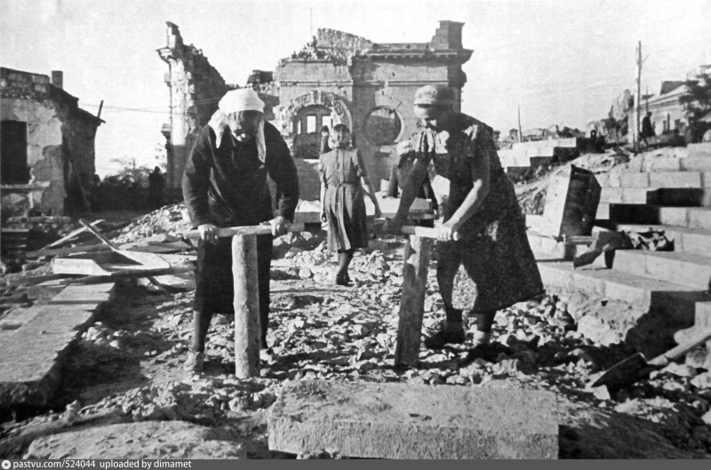 Строительство кинотеата Победа. 1946 год. Дорогие наши женщины!!!! У меня просто нет слов благодарности