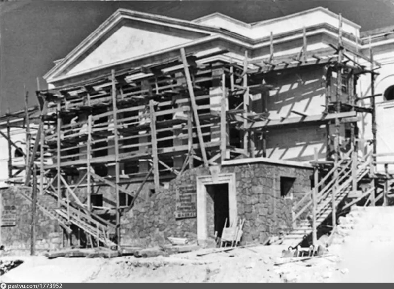 Строительство кинотеатра Победа. 1949 г.