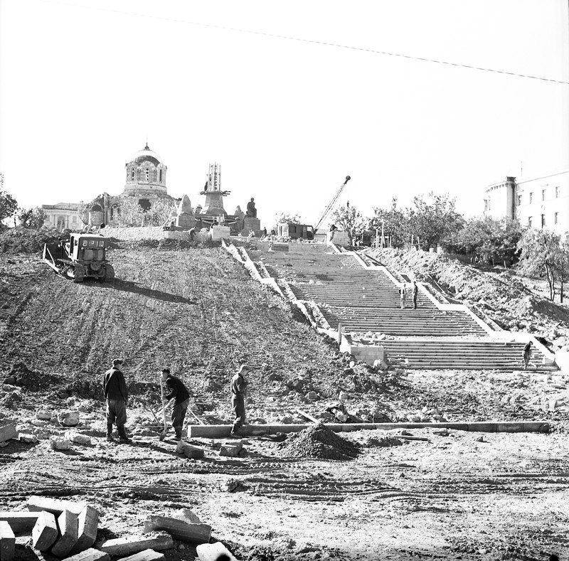 Строительство парадной лестницы к памятнику Ленину