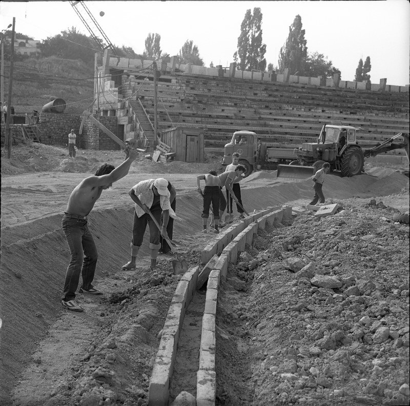 Строительство стадиона имени 200-летия Севастополя.