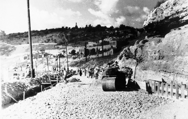 Строительство троллейбусной линии на Красном спуске. 1948 год.