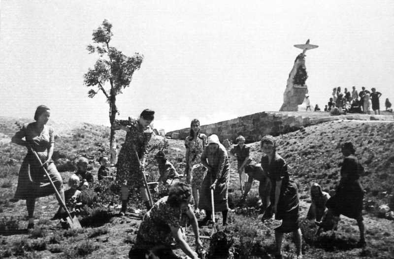 Субботник на Малаховом кургане. Конец 1940-х годов.