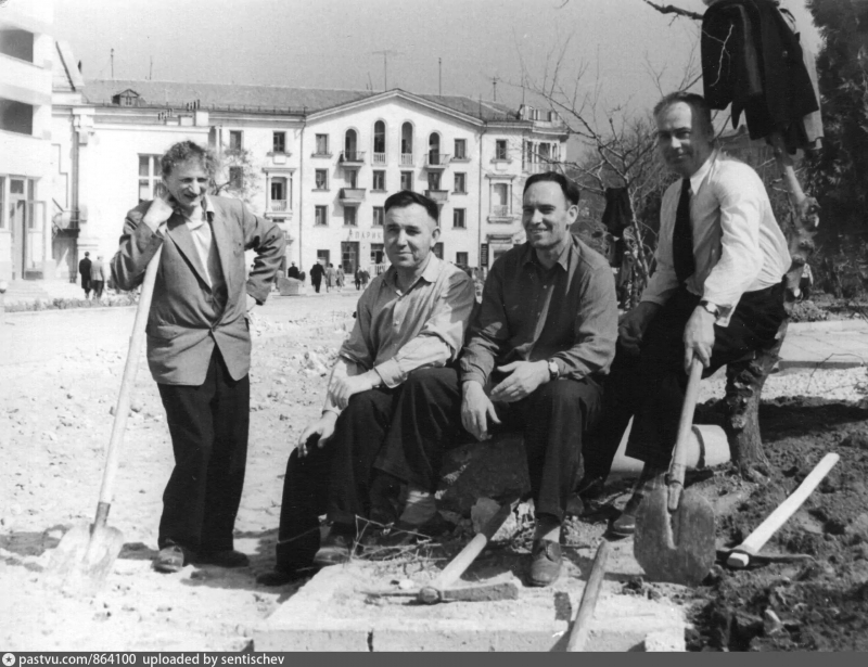 Субботник о благоустройству площади Ушакова и его участники