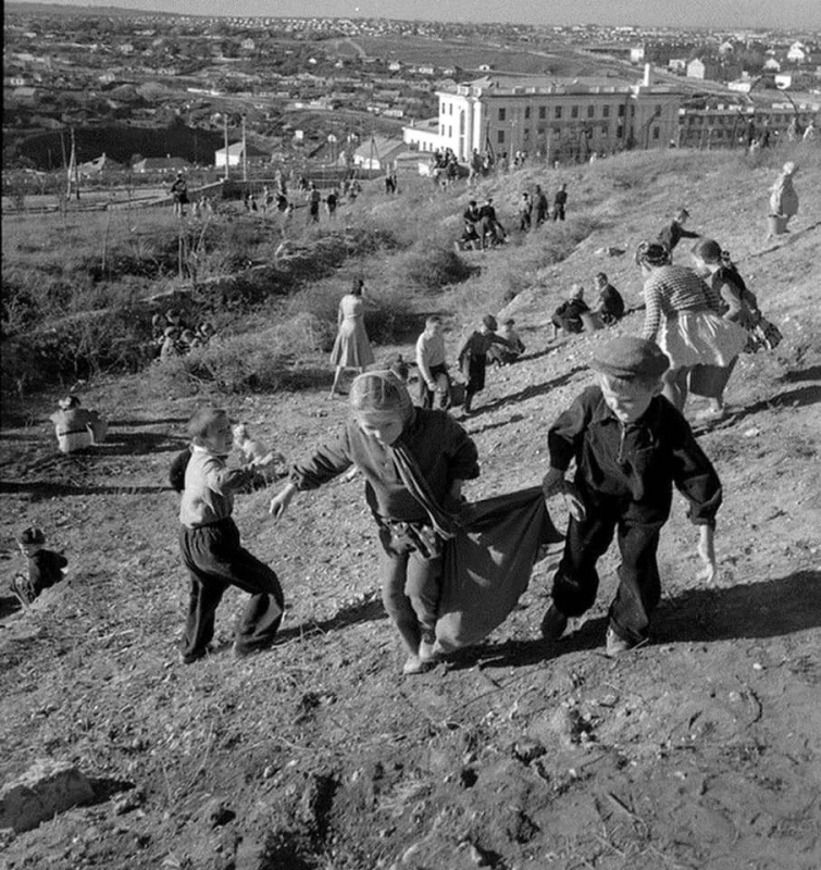 Субботник по благоустройству Малахова кургана. 1950-е годы
