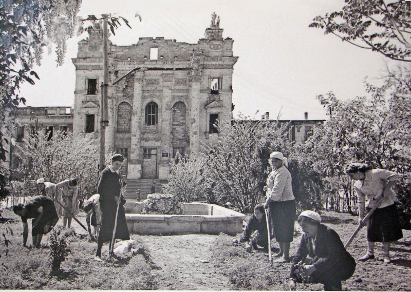 Субботник по благоустройству любимого Города. Конец 40-х годов