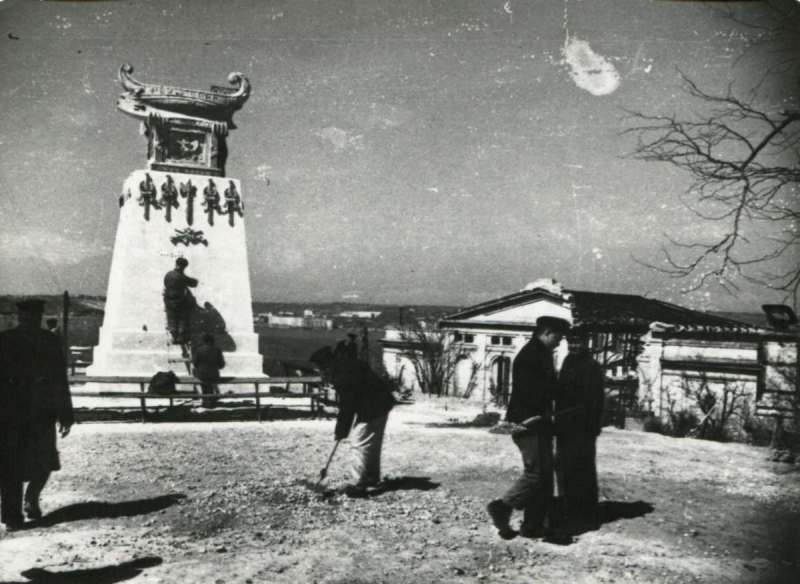 Субботник у памятника Казарскому