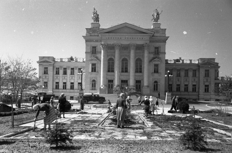 Субботник возле здания Дворца пионеров 1960-е годы