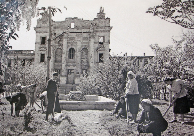 Субботник возле здания Института физических методов лечения имени Сеченова. 1948 г.