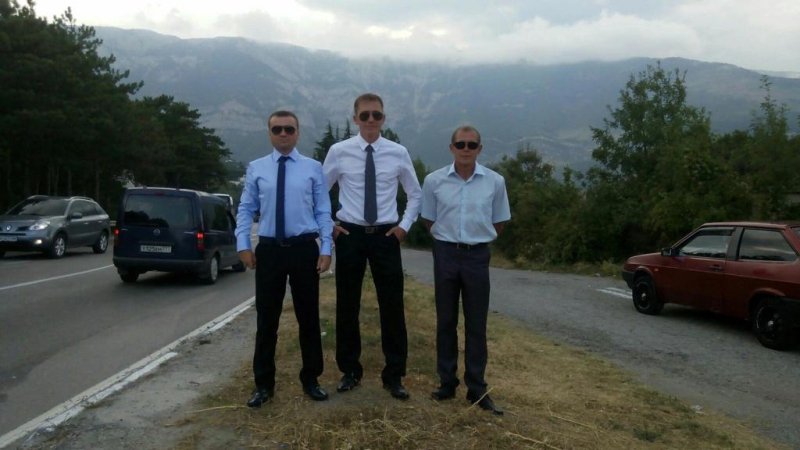 Судейская бригада из Севастополя перед первым для меня официальным матчем Премьер-лиги КФС. На снимке Я, Роман Бохняк, Денис Попов. 2015 г.