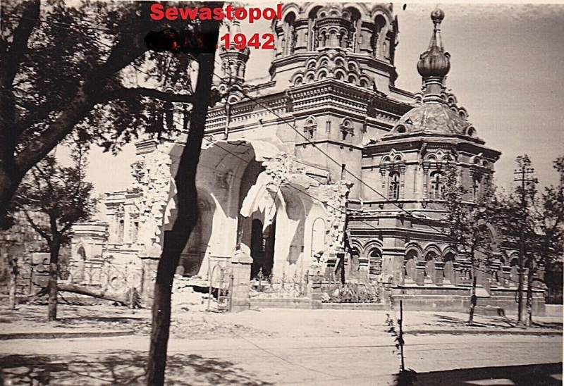 Свято-Покровский собор со взорванным приделом. 1942 г.