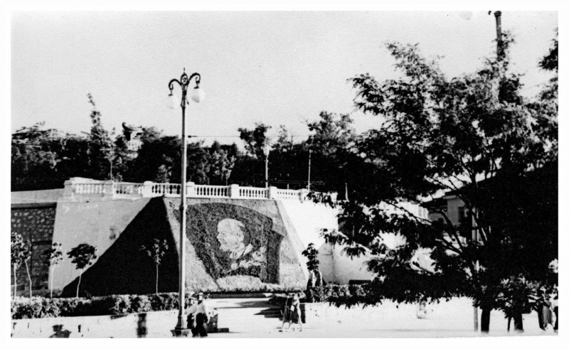 Цветочное панно на подпорной стене Матросского бульвара. 1960-е годы.