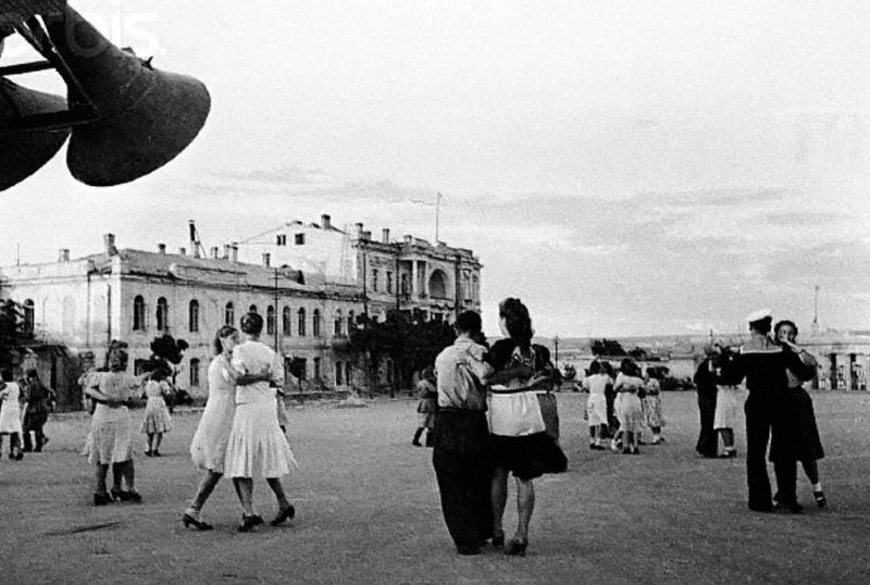 Танцы на площади Ленина (Нахимова)