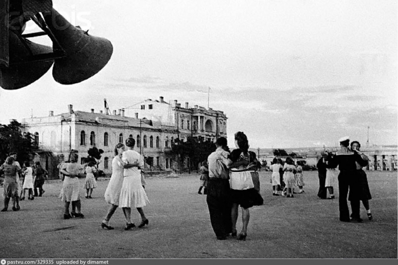 Танцы на площади П. С. Нахимова....