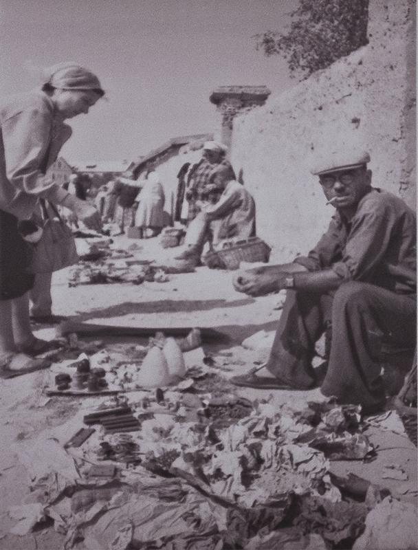 Торговцы всякой мелочью на Хитром рынке.