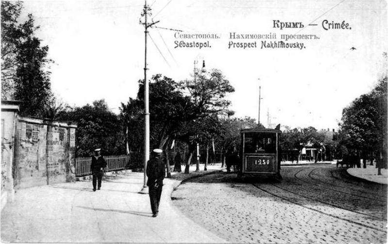 Трамвай на Нахимовском проспекте. Слава Приморский за оградой бульвар.