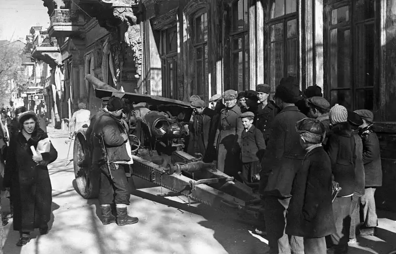 Трофейные немецкие орудия у музея Крошицкого. 1942 г.