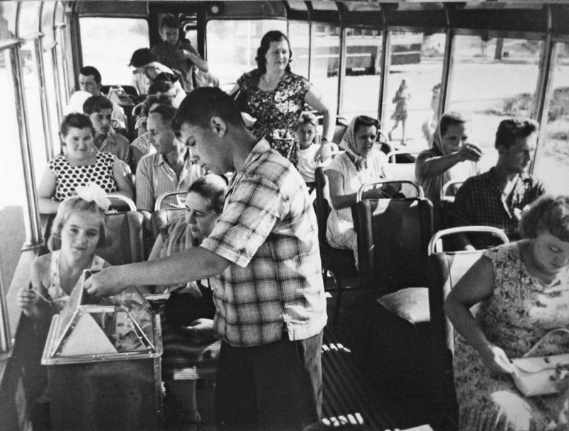 Троллейбус СВАРЗ без кондуктора. 1960-е годы. Совесть - лучший контролер.
