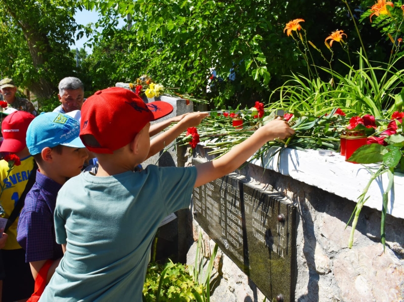 У мемориала