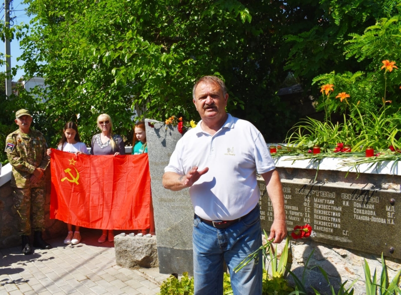 У мемориала