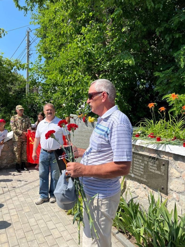 У мемориала