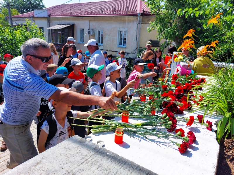 У мемориала