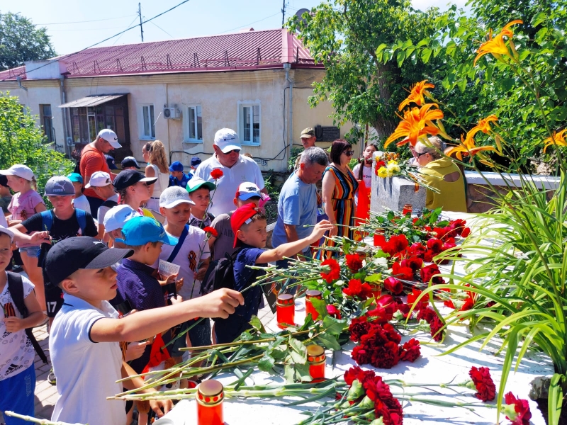 У мемориала