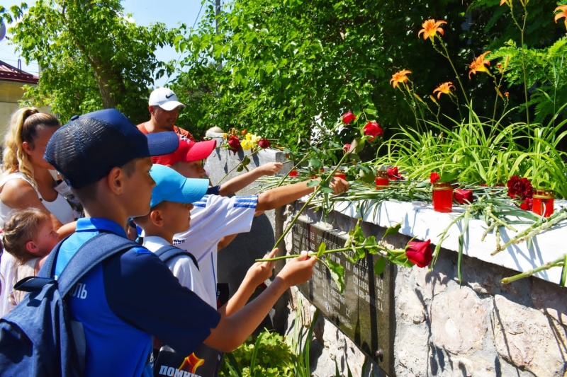 У мемориала