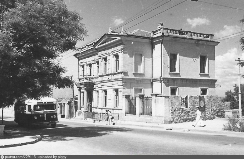 Улица Ленина. В этом доме был детский садик, а потом военная часть