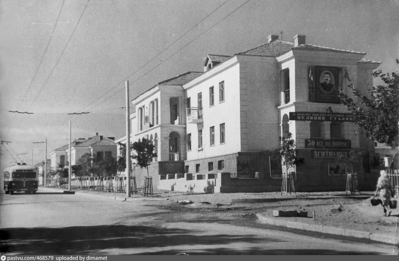 Улица Льва Толстого. Перекресток с улицей Ковпака. 1951 г.