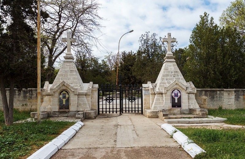 Вход на Братское кладбище.