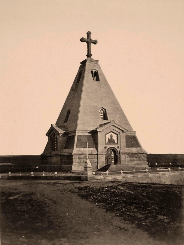 Вид Свято-Никольского храма-памятника, воздвигнутого в честь павших воинов, защищавших Севастополь в 1854-55 гг. (1857-1879 гг., проект архитектора А.А.Авдеева).1875