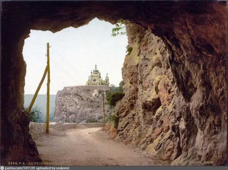 Вид из тоннеля на храм Вознесения Господня. Начало 20-го века.