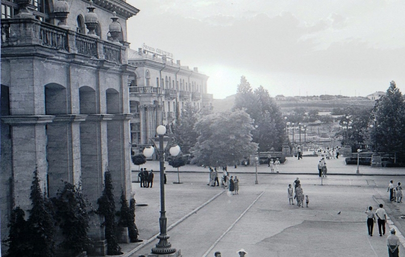 Вид на Артбухту с Синопского спуска. Здание Гидрофиза на холме еще не построили!