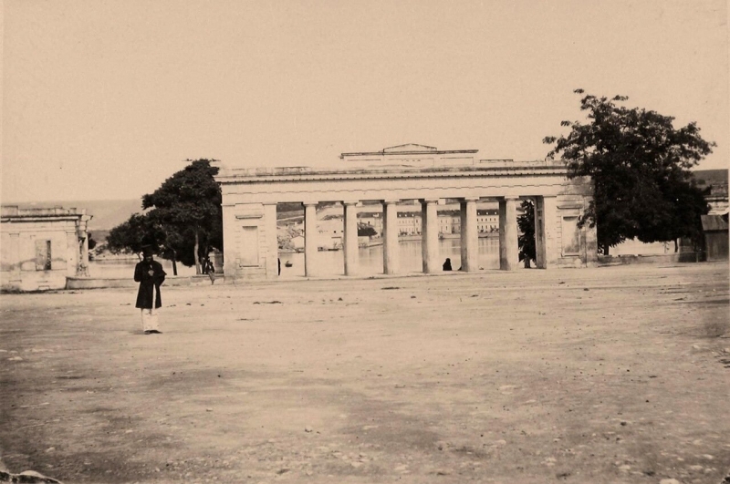 Вид на Графскую пристань, выстроенную из инкерманского камня на западном берегу Южной бухты (1844-1846 гг., проект инженера-полковника Джона Уптона)