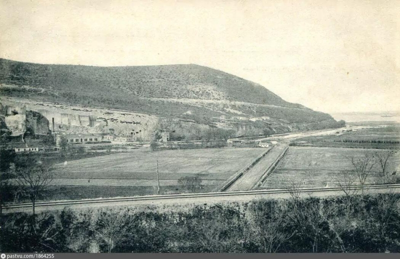 Вид на Инкерманскую долину, железную дорогу, Шампаны, реку Черную и Ахтиарскую бухту. 1910 г.