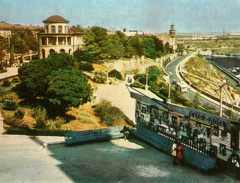 Вид на Красный спуск от Матросского клуба. 80-е годы