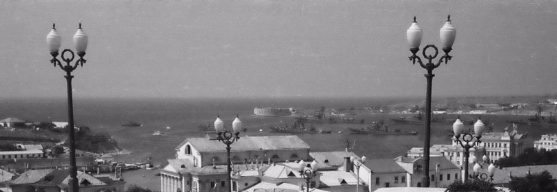 Вид на Севастопольскую бухту от памятника Ленуну. Начало 1960-х годов