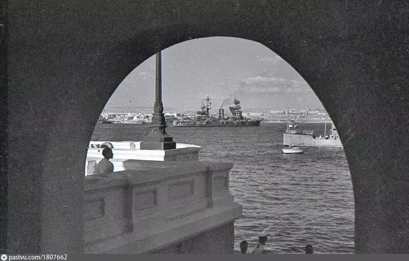 Вид на рейд с водной станции КЧФ. Вдали линкор Парижская коммуна. 1947 г.