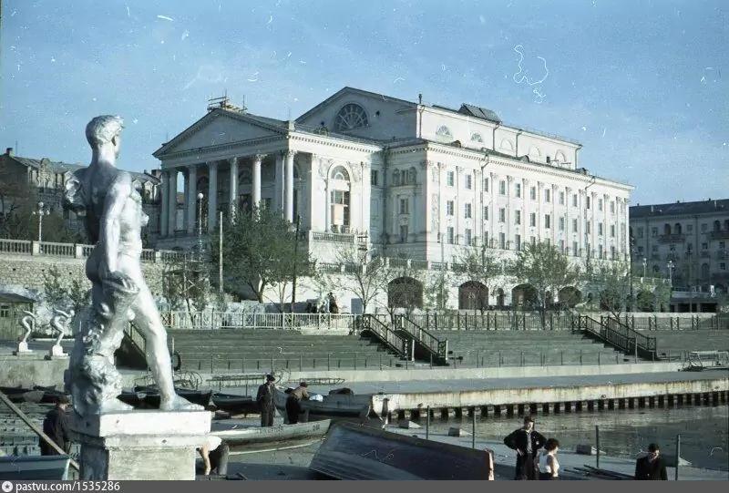 Вид на театр Луночарского с городской водной станции. 1957 г.