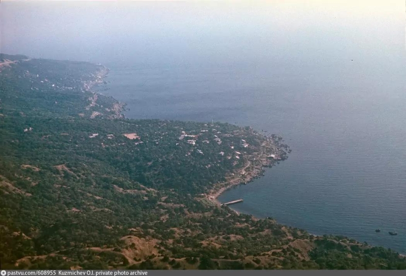 Вид с Ласпинской смотровой на бухту Ласпи. Конец 60-х годов.