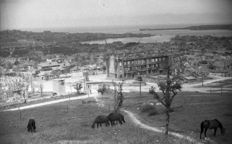 Вид с Малахова кургана на Корабельную сторону. 1944 г.