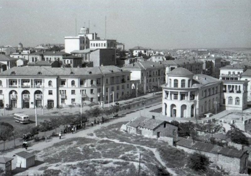 Вид с Матроского клуба на пл. Ушакова и ул. Ленина