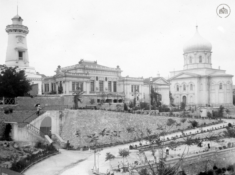 Вид с Южной бухты на Минную башню, музей Севастопольской обороны, Михайловскую церковь и собор св. Николая