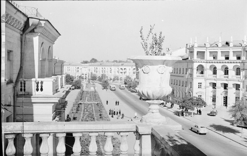 Вид с гостиницы Севастополь на проспект П. С. Нахимова