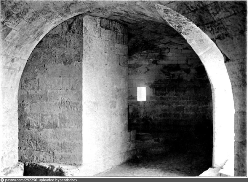 Внутренние помещения оборонительной башни на Малаховом кургане.