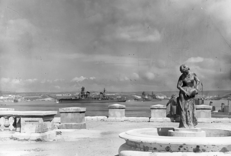 Водная станция Динамо и вид на рейд Севастопольской бухты